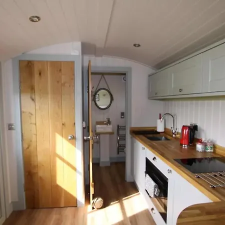 Springwood Shepherd Huts Glamping *