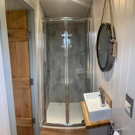 Springwood Shepherd Huts Glamping * ヨーク