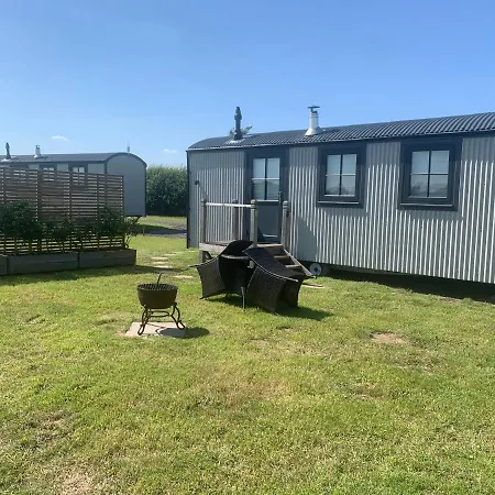 Springwood Shepherd Huts Glamping *