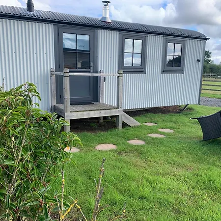 Springwood Shepherd Huts Glamping *