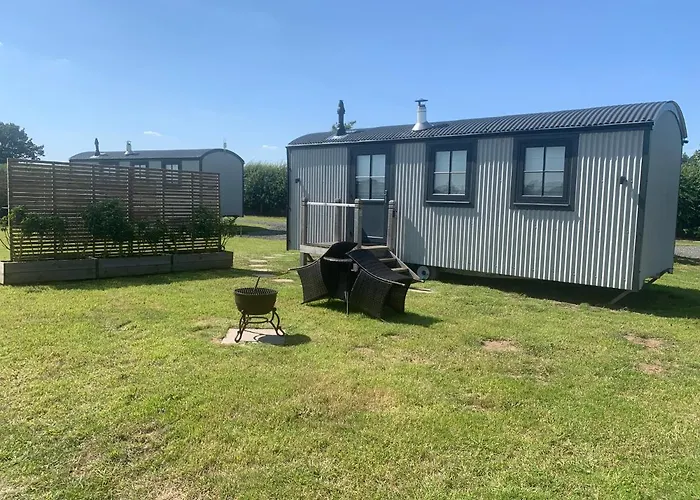 Springwood Shepherd Huts Glamping *