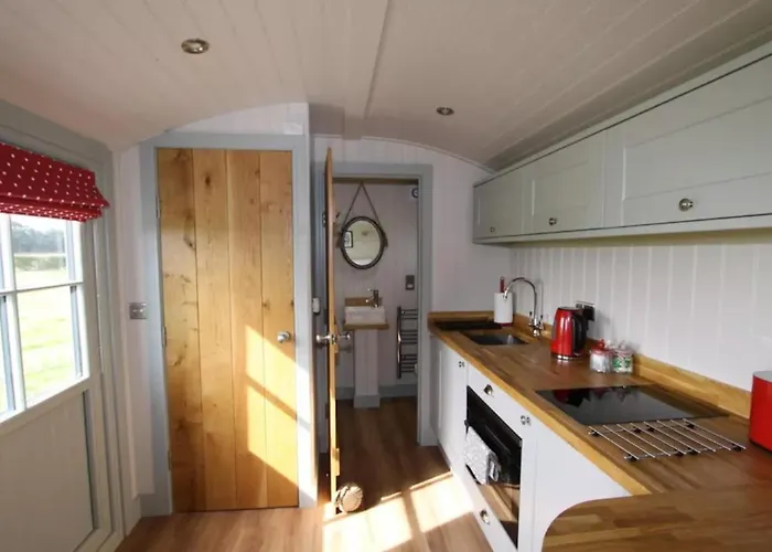 Springwood Shepherd Huts Glamping *