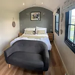 Дом отдыха Springwood Shepherd Huts Glamping Йорк
