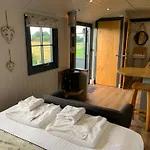 Springwood Shepherd Huts Glamping Дом отдыха