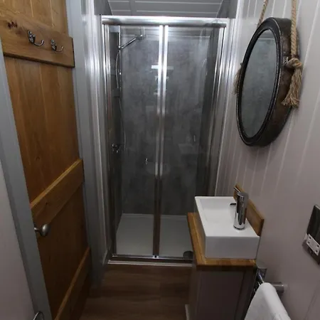 Springwood Shepherd Huts Glamping * 요크